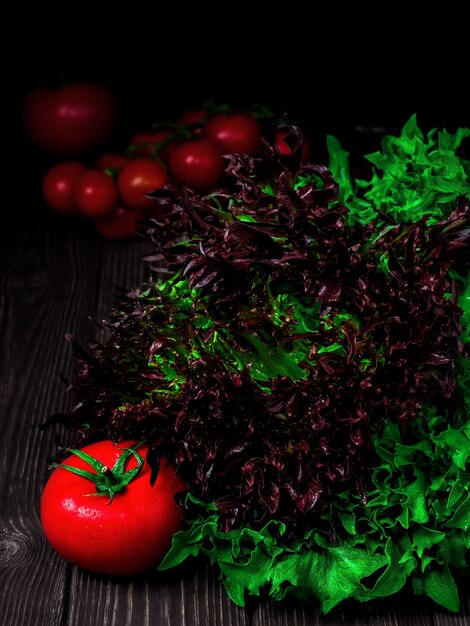 Légumes frais sur une surface en bois sombre