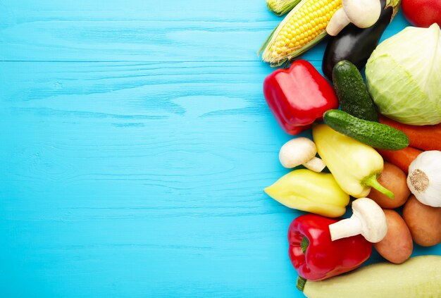 Légumes frais sur table bleue