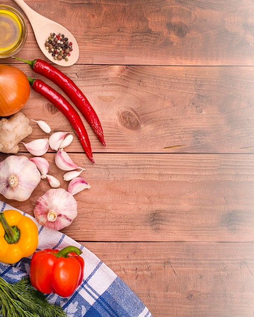 Des légumes frais sur une table en bois Arrière-plan Un mode de vie sain