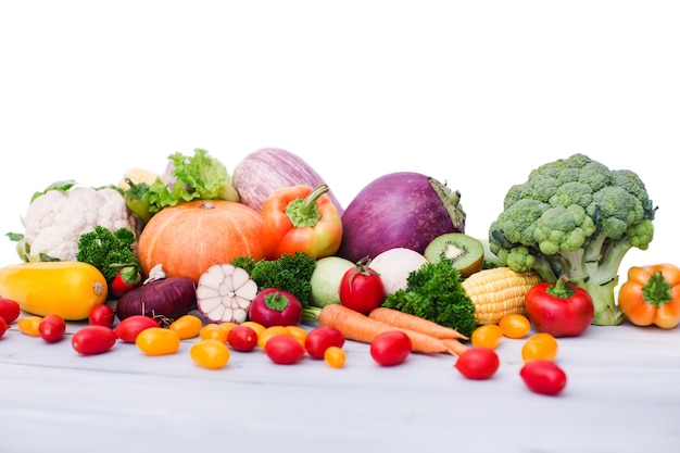 Légumes frais sur table en bois. Isolé sur fond blanc.