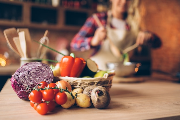 Légumes frais sur table en bois, nourriture végétarienne