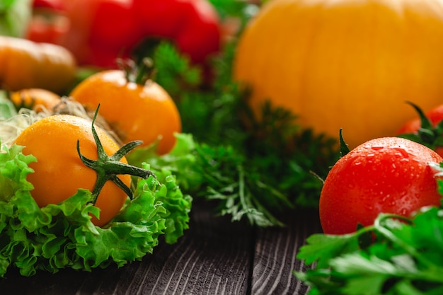 Légumes frais sur une table en bois sombre.