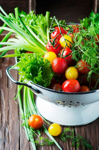 Légumes frais sur la table en bois