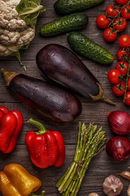 Photo légumes frais sur une table en bois