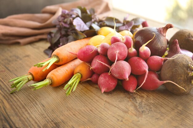 Légumes frais sur table en bois