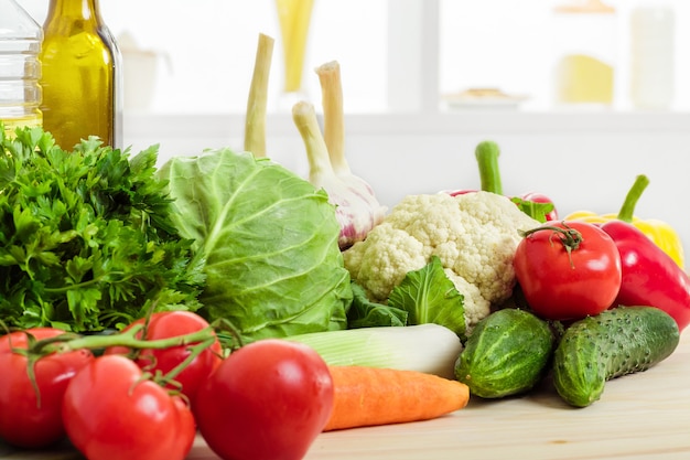 Légumes frais sur la table de la cuisine. nourriture saine