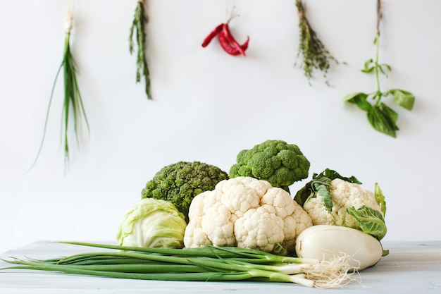 Légumes frais sur la table de la cuisine