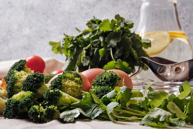 Légumes frais sur la table pour faire de la salade