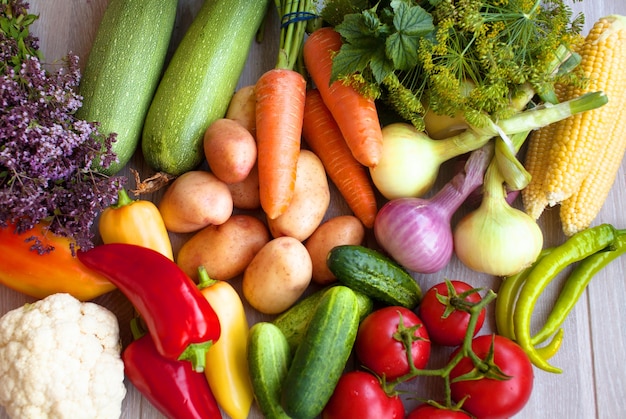 légumes frais sur table.