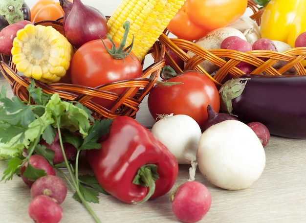 légumes frais sur la table.