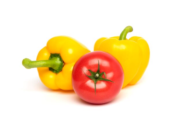 Légumes frais tomate rouge entier et poivron jaune paprika isolé sur fond blanc