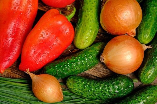 Légumes frais, tomates, concombres, poivrons et oignons.