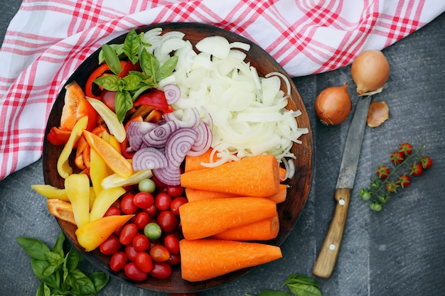 Légumes frais tranchés sur une plaque