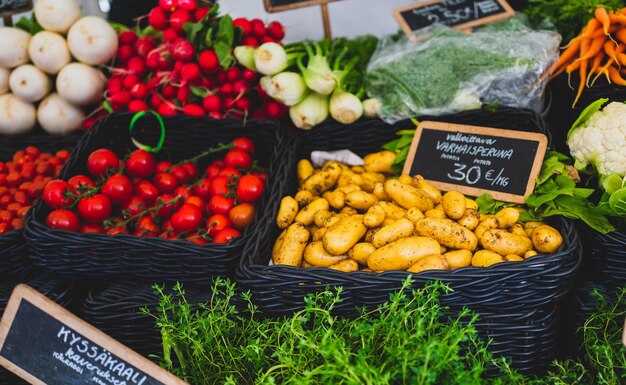 Légumes frais à vendre au stand du marché