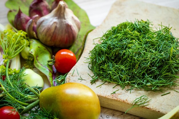 Légumes frais et verts sur planche à découper