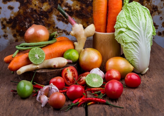 Légumes frais sur la vieille table en bois nature alimentaire