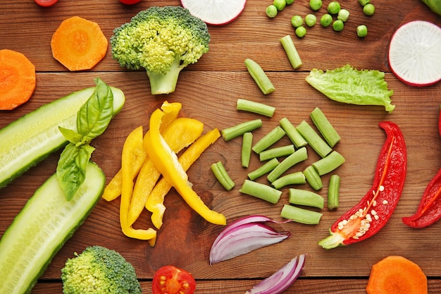 Légumes frais sur la vue de dessus de fond en bois