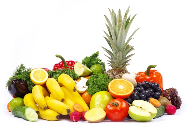 Légumes et fruits sur blanc