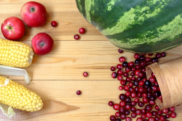 légumes et fruits sur bois