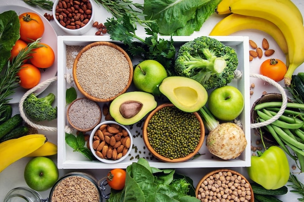 Légumes, fruits et ciboulette dans un plateau blanc