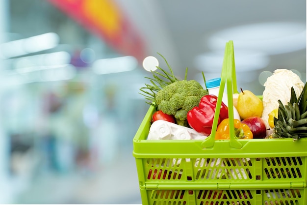 Légumes et fruits dans un panier