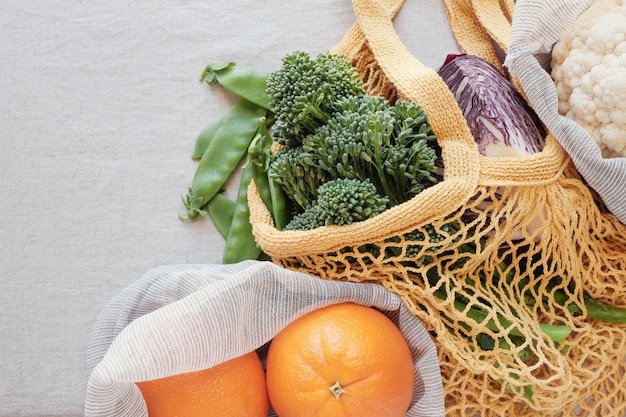 Photo légumes et fruits dans un sac réutilisable, eco living, concept sans plastique et zéro déchet