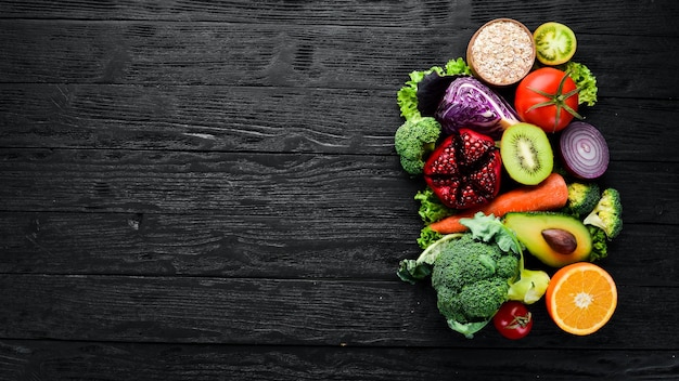 Légumes et fruits frais Aliments biologiques sur un fond en bois noir Vue de dessus Espace de copie gratuit