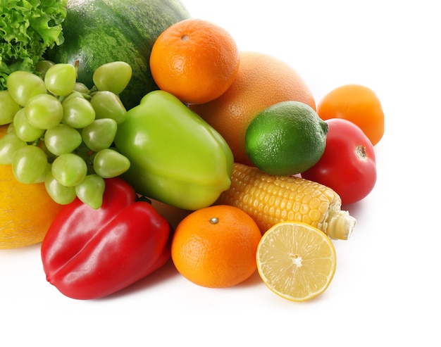 Légumes et fruits frais sur blanc