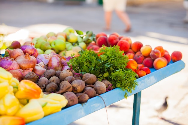 Légumes et fruits frais brillants sur le comptoir du marché de rue