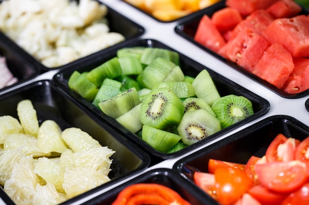 Légumes et fruits frais coupés en buffet de salades