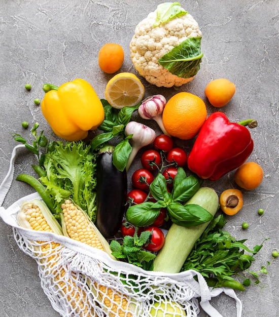 Légumes et fruits frais dans le sac à cordes