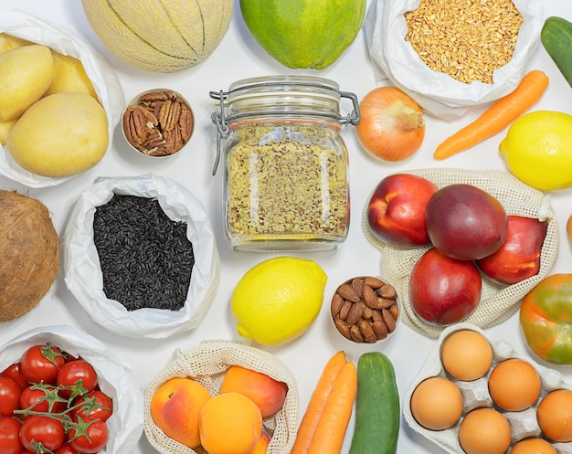 légumes et fruits frais dans des sacs écologiques stock photo