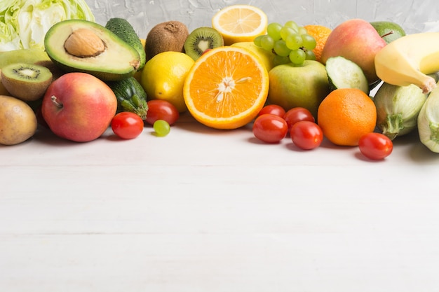 Légumes et fruits frais sur fond de bois blanc