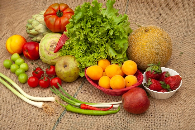 Légumes et fruits frais mélangés
