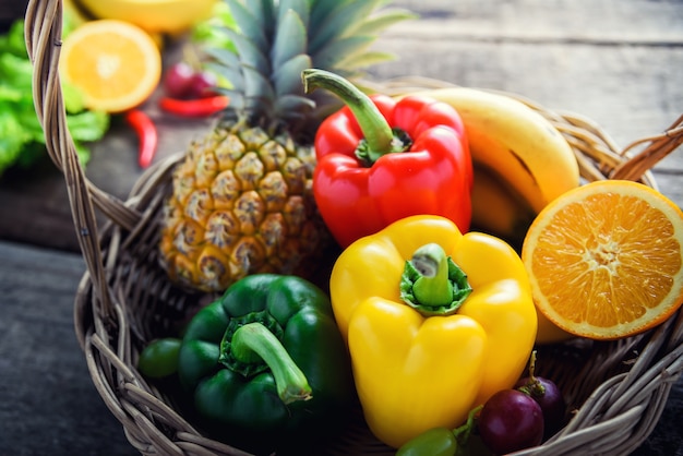 Légumes et fruits frais pour le dîner de remise en forme