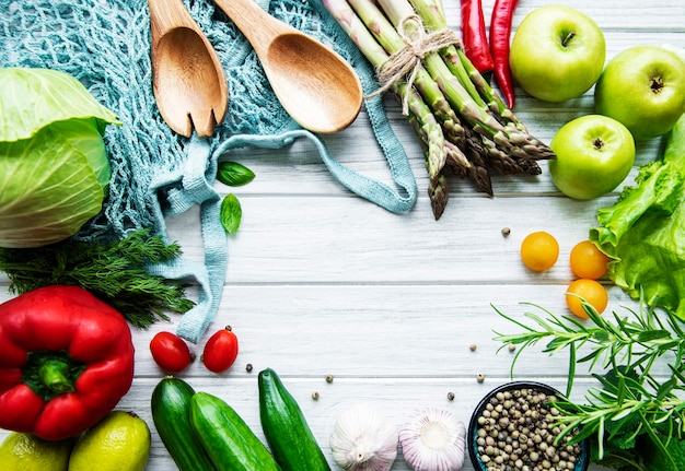 Légumes et fruits frais avec un sac de ficelle