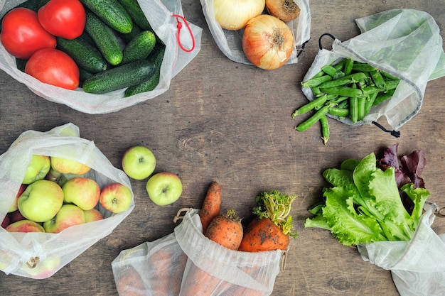 Photo légumes, fruits et légumes biologiques frais et biologiques dans des sacs réutilisables pour fruits et légumes. concept d'achat zéro déchet. pas de plastique à usage unique.