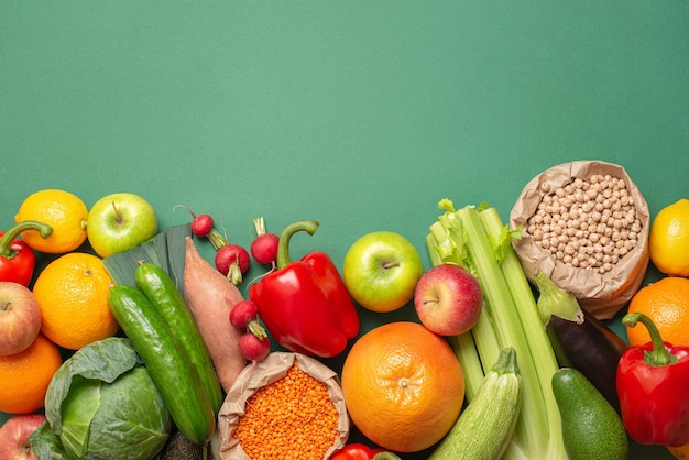 Légumes et fruits lumineux sur fond vert