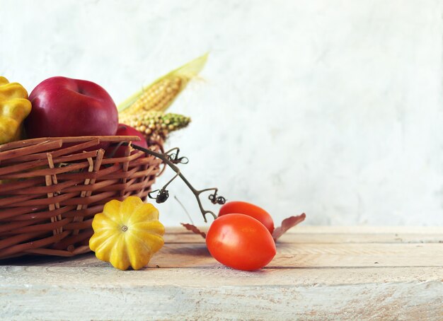 Légumes et fruits mûrs frais dans un panier sur un concept de récolte de table en bois Thanksgiving Day