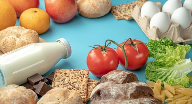 Légumes, fruits, œufs, épicerie sur fond bleu. Ensemble de produits frais dans une boutique en ligne avec livraison à domicile et une variété d'aliments sains