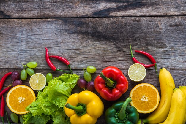 légumes et fruits pour le dîner de remise en forme sur bois