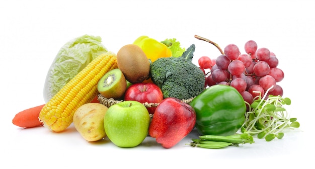 Légumes et fruits sur une surface blanche