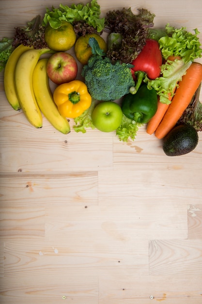 Légumes et fruits sur la table en bois, concept d&#39;aliments sains