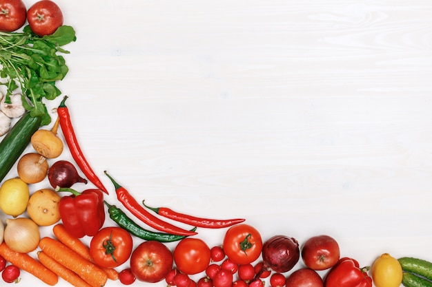 Légumes et fruits sur table en bois.