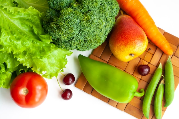 Légumes et fruits sur une table, mise à plat