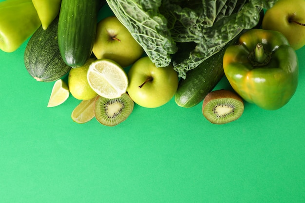 Photo légumes et fruits sur vert