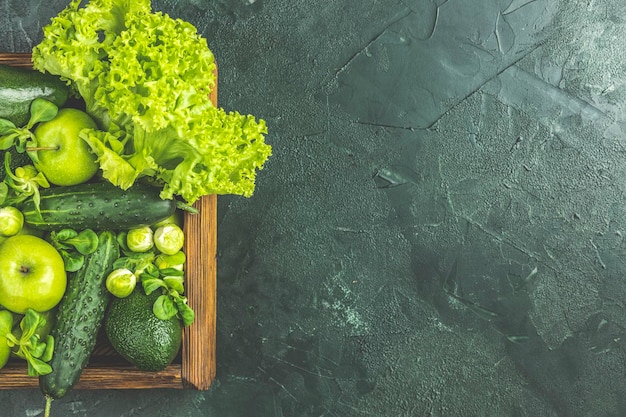 Légumes et fruits verts biologiques frais sur fond vert régime de printemps sain concept végétalien végétarien cru petit-déjeuner détoxifiant alimentation propre alcaline