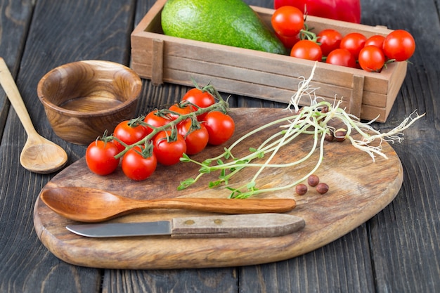 légumes germés grains et couverts sur la tablle