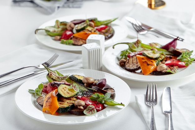 Légumes grillés sur une assiette blanche