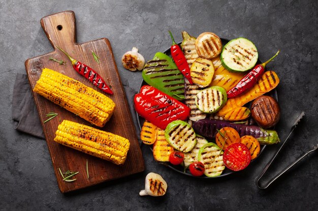 Des légumes grillés sur une assiette avec des épices et des herbes.